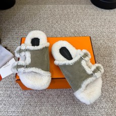 HERMES 爱马仕大象灰麂皮羊羔毛双扣外穿拖鞋26ss 轻奢秋冬氛围感王者 爱马仕加绒拖慵懒感拉满 经典大象灰麂皮高级 HERMES 爱马仕大象灰麂皮羊羔毛双扣外穿拖鞋26ss 轻奢秋冬氛围感王者 爱马仕加绒拖慵懒感拉满 经典大象灰麂皮高级