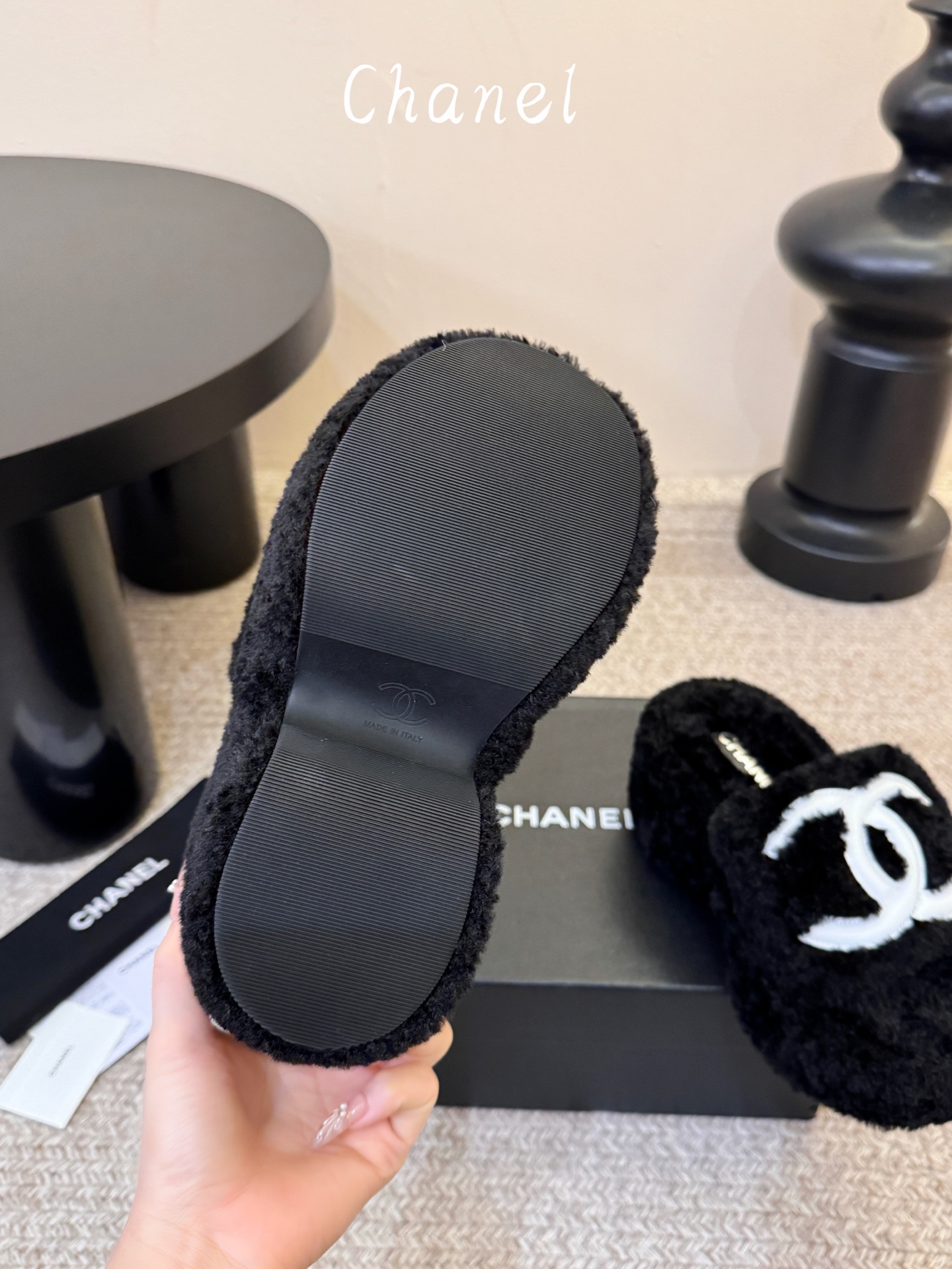 CHANEL 香奈儿黑白撞色双C羊羔毛厚底一字拖26ss 黑白经典永不过时 香奈儿外穿毛毛拖封神 黑底白标撞色设计,高级 CHANEL 香奈儿黑白撞色双C羊羔毛厚底一字拖26ss 黑白经典永不过时 香奈儿外穿毛毛拖封神 黑底白标撞色设计,高级