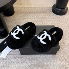 CHANEL 香奈儿黑白撞色双C羊羔毛厚底一字拖26ss 黑白经典永不过时 香奈儿外穿毛毛拖封神 黑底白标撞色设计,高级 CHANEL 香奈儿黑白撞色双C羊羔毛厚底一字拖26ss 黑白经典永不过时 香奈儿外穿毛毛拖封神 黑底白标撞色设计,高级