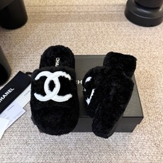 CHANEL 香奈儿黑白撞色双C羊羔毛厚底一字拖26ss 黑白经典永不过时 香奈儿外穿毛毛拖封神 黑底白标撞色设计,高级 CHANEL 香奈儿黑白撞色双C羊羔毛厚底一字拖26ss 黑白经典永不过时 香奈儿外穿毛毛拖封神 黑底白标撞色设计,高级