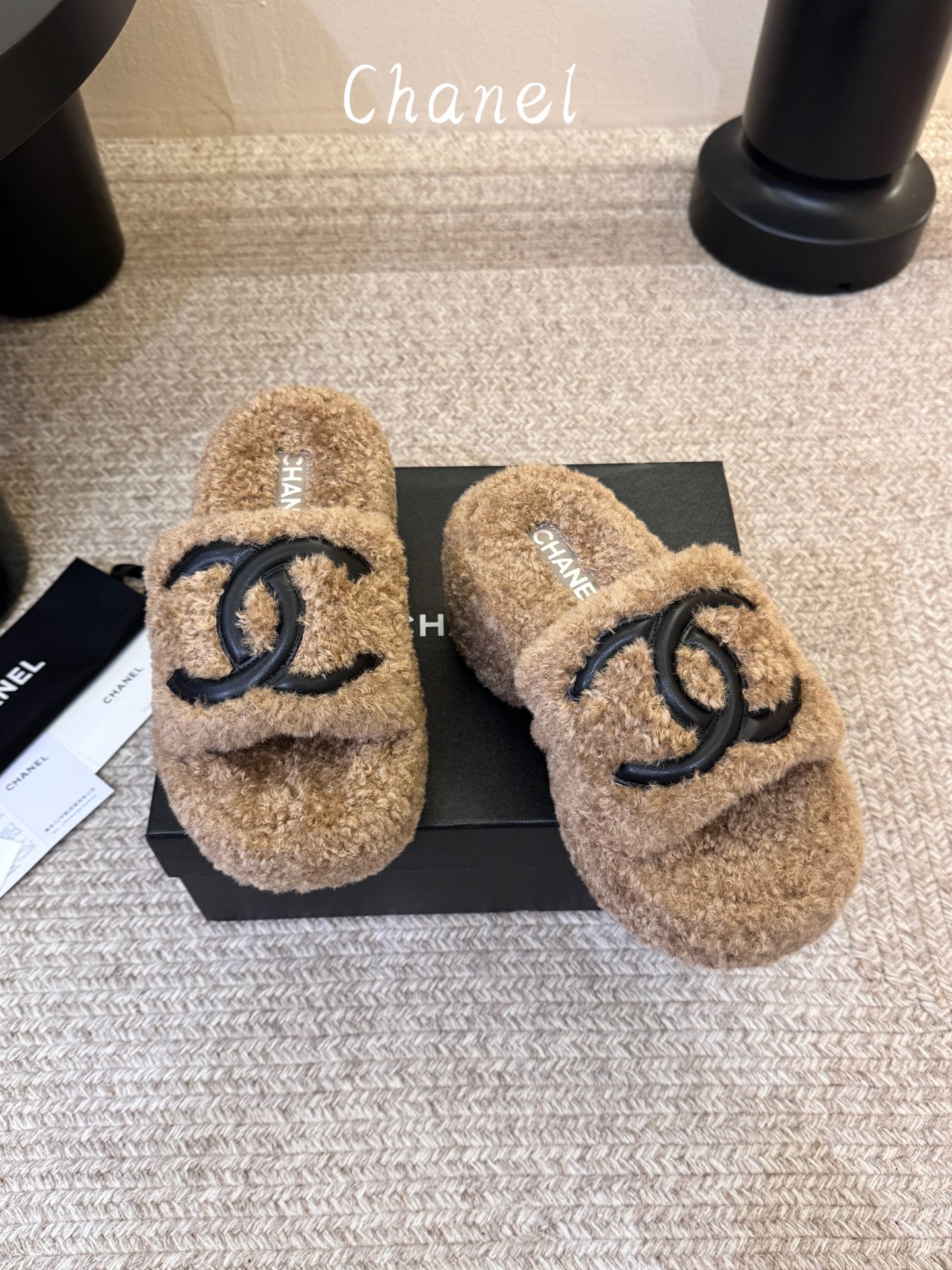 CHANEL 香奈儿黑白撞色双C羊羔毛厚底一字拖26ss 黑白经典永不过时 香奈儿外穿毛毛拖封神 黑底白标撞色设计，高级