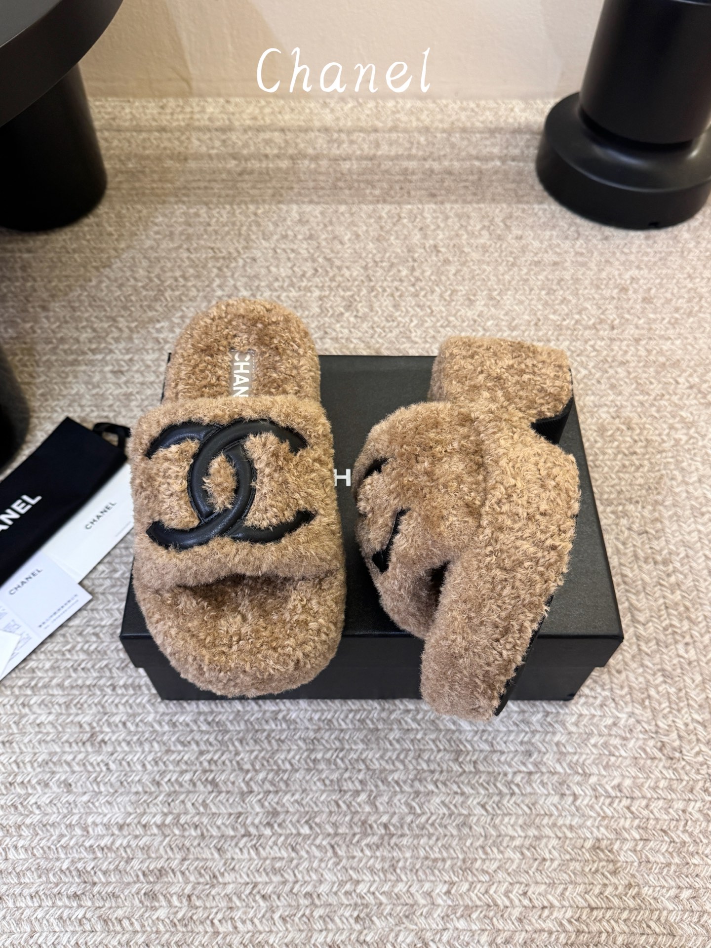 CHANEL 香奈儿黑白撞色双C羊羔毛厚底一字拖26ss 黑白经典永不过时 香奈儿外穿毛毛拖封神 黑底白标撞色设计，高级