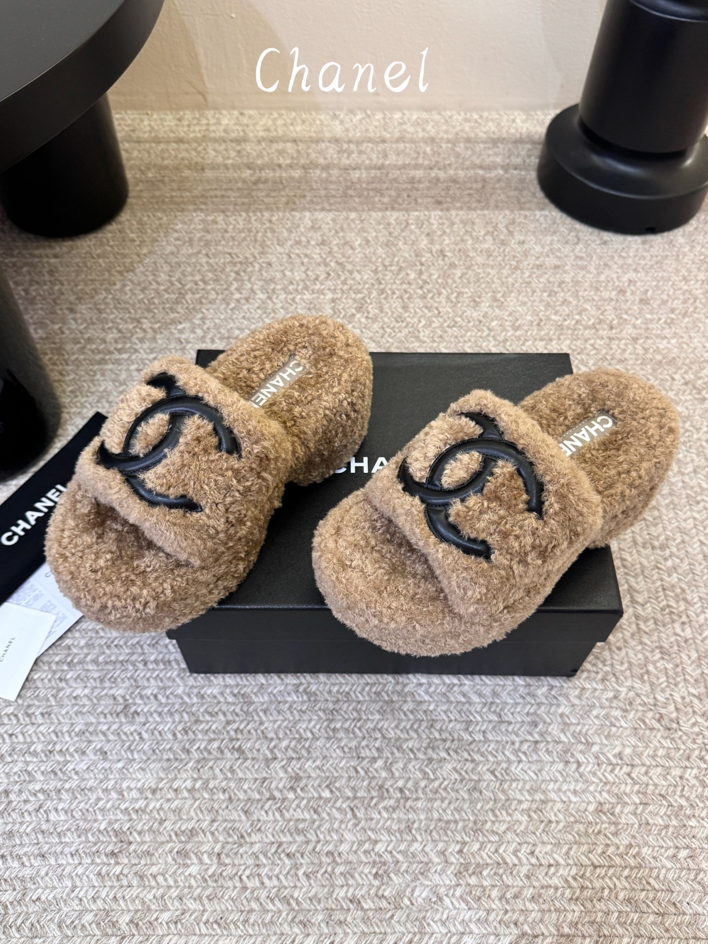 CHANEL 香奈儿黑白撞色双C羊羔毛厚底一字拖26ss 黑白经典永不过时 香奈儿外穿毛毛拖封神 黑底白标撞色设计，高级