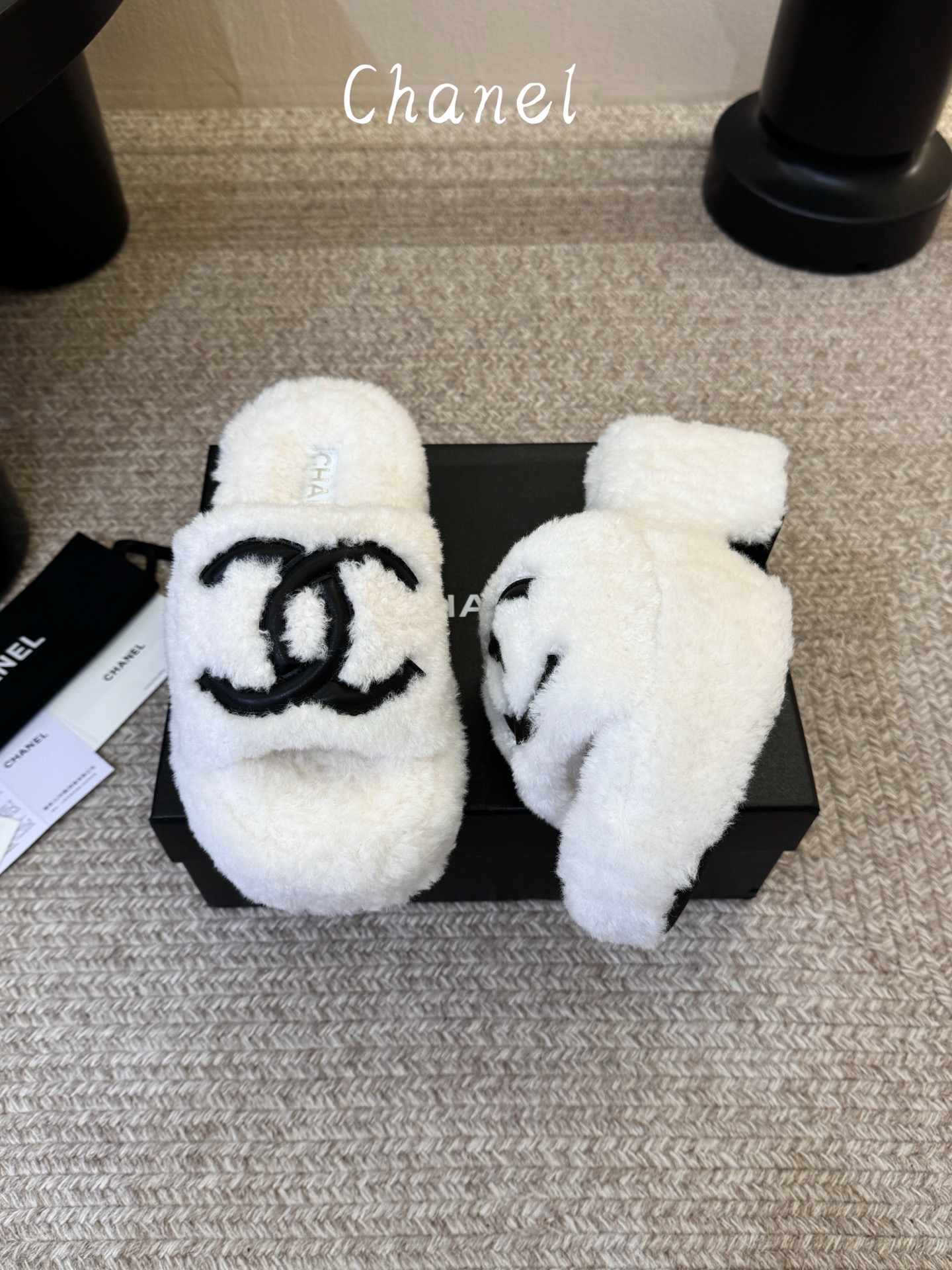 CHANEL 香奈儿黑白撞色双C羊羔毛厚底一字拖26ss 黑白经典永不过时 香奈儿外穿毛毛拖封神 黑底白标撞色设计，高级