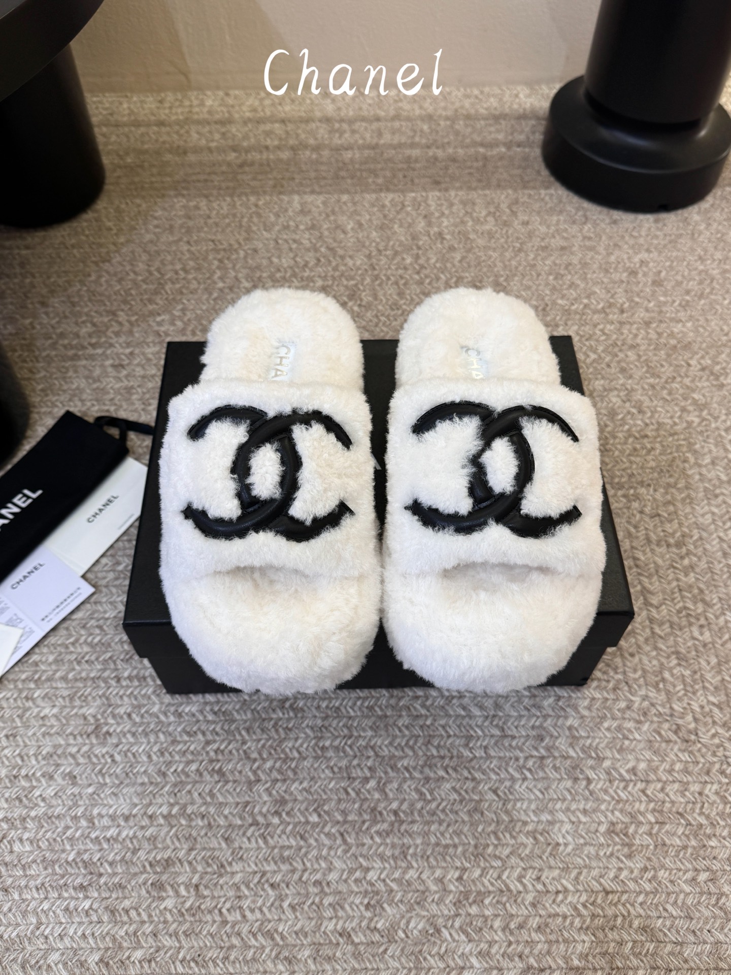 CHANEL 香奈儿黑白撞色双C羊羔毛厚底一字拖26ss 黑白经典永不过时 香奈儿外穿毛毛拖封神 黑底白标撞色设计，高级