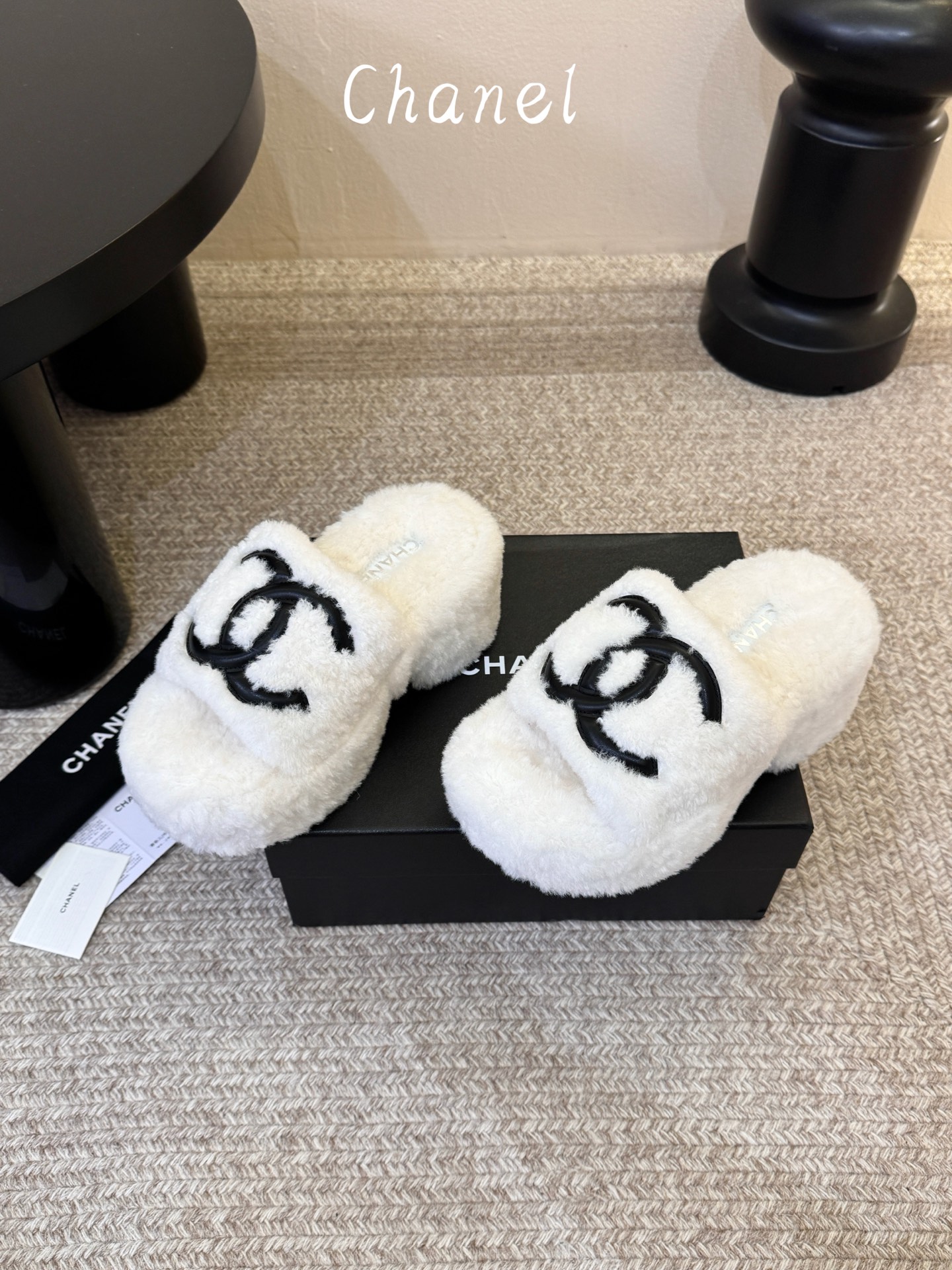 CHANEL 香奈儿黑白撞色双C羊羔毛厚底一字拖26ss 黑白经典永不过时 香奈儿外穿毛毛拖封神 黑底白标撞色设计，高级