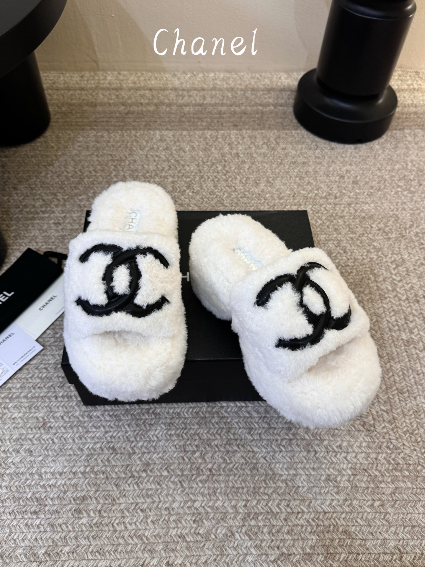 CHANEL 香奈儿黑白撞色双C羊羔毛厚底一字拖26ss 黑白经典永不过时 香奈儿外穿毛毛拖封神 黑底白标撞色设计，高级