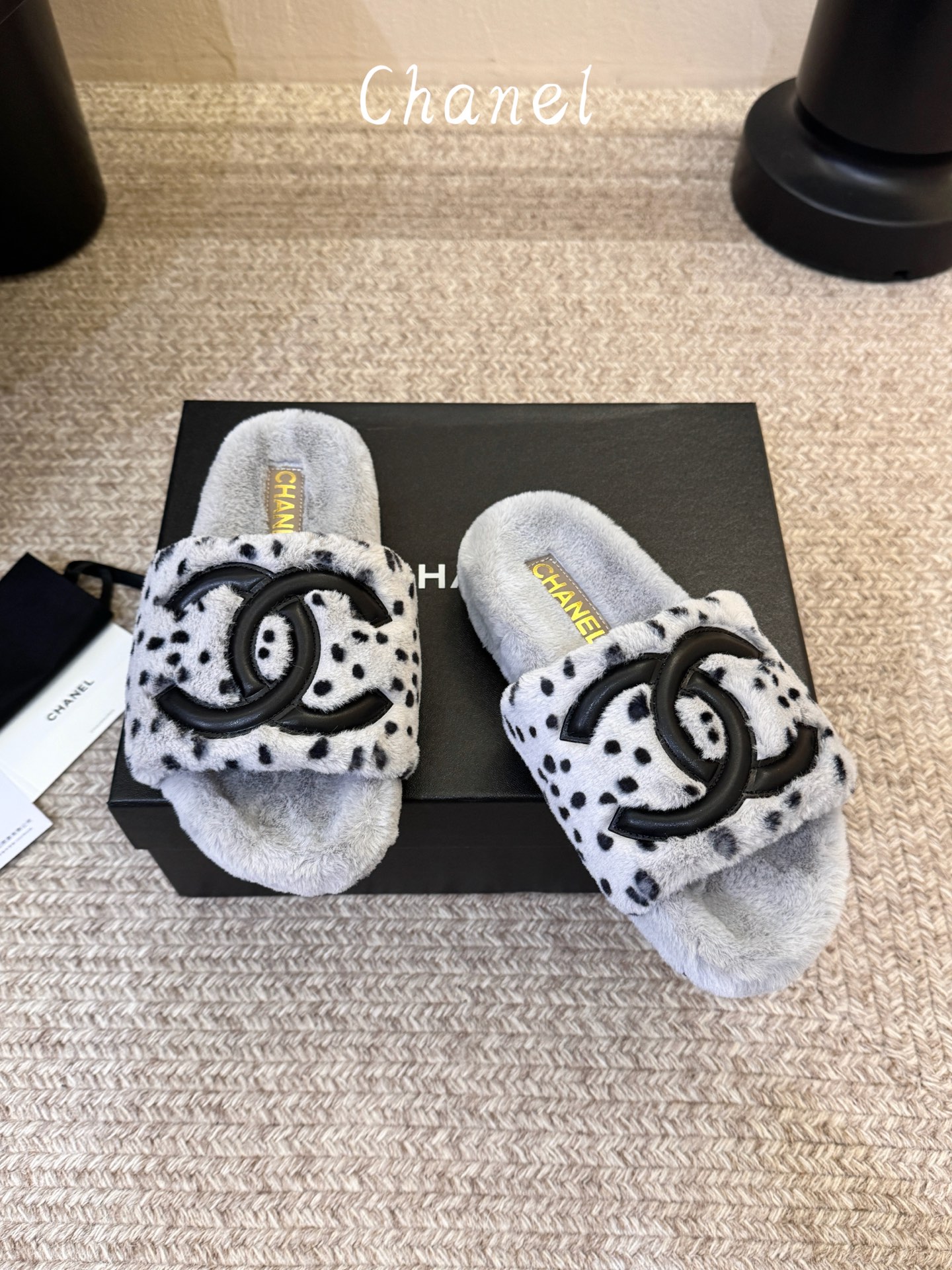 CHANEL 双C羊羔毛一字拖26ss 经典永不过时 香奈儿外穿毛毛拖封神 黑底白标撞色设计，高级感直接拉满，百搭不挑穿