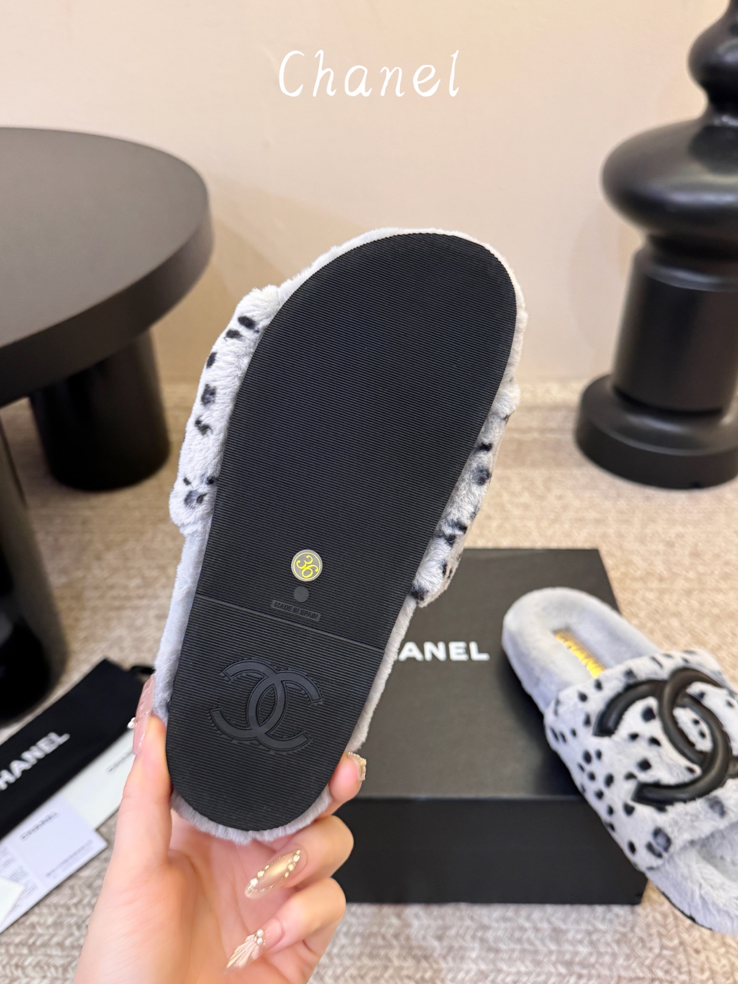 CHANEL 双C羊羔毛一字拖26ss 经典永不过时 香奈儿外穿毛毛拖封神 黑底白标撞色设计，高级感直接拉满，百搭不挑穿