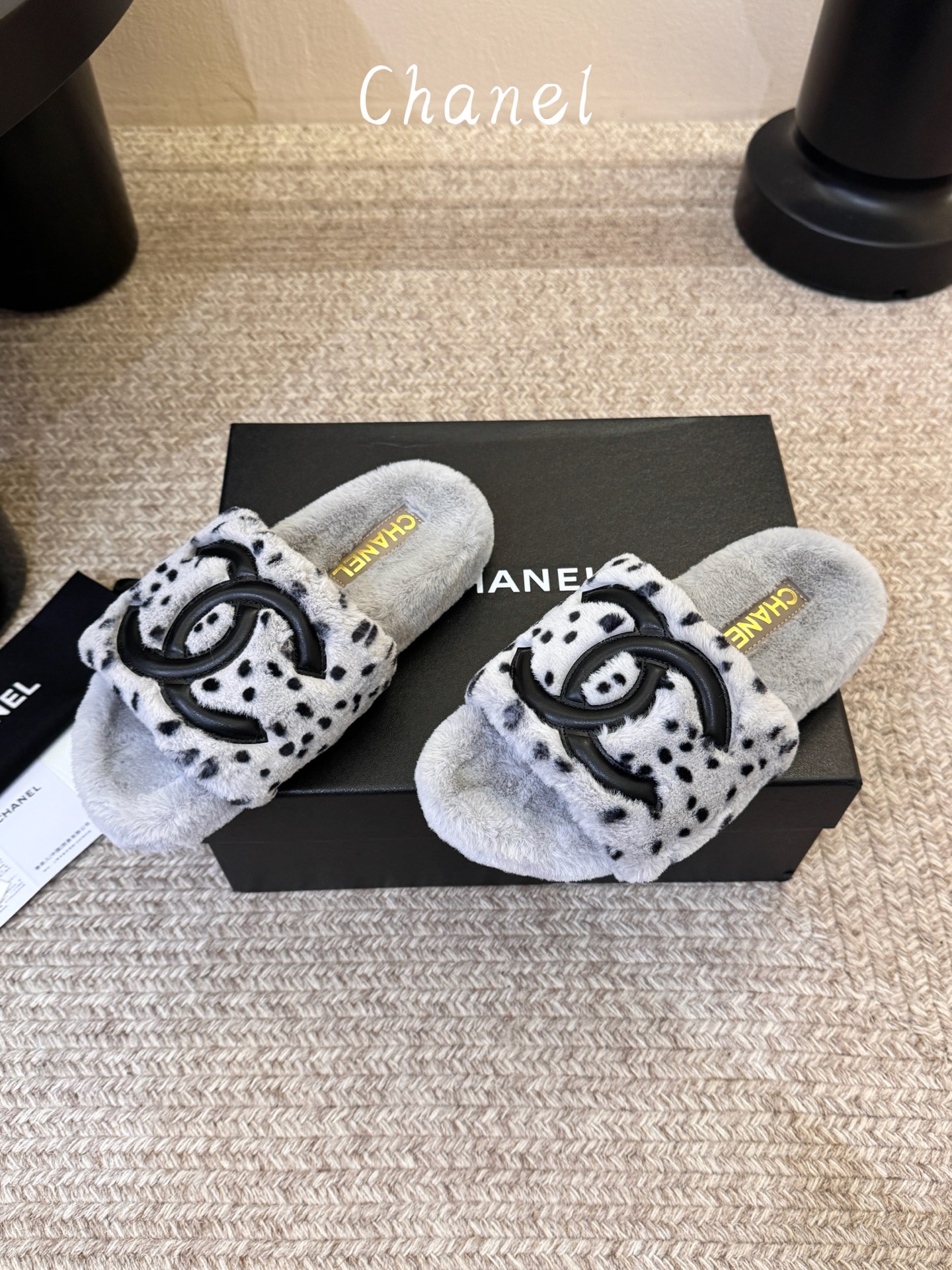 CHANEL 双C羊羔毛一字拖26ss 经典永不过时 香奈儿外穿毛毛拖封神 黑底白标撞色设计，高级感直接拉满，百搭不挑穿