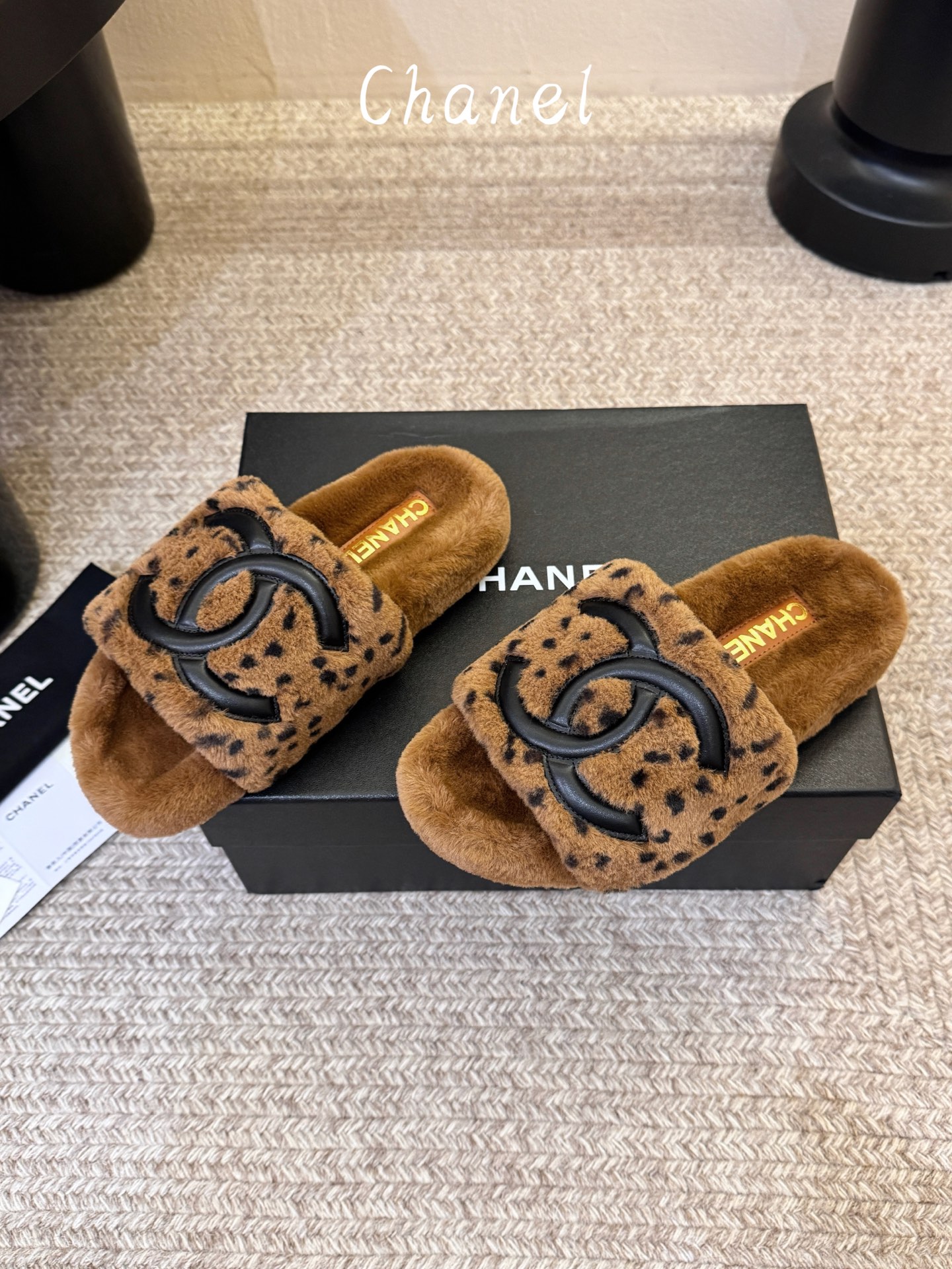 CHANEL 双C羊羔毛一字拖26ss 经典永不过时 香奈儿外穿毛毛拖封神 黑底白标撞色设计，高级感直接拉满，百搭不挑穿