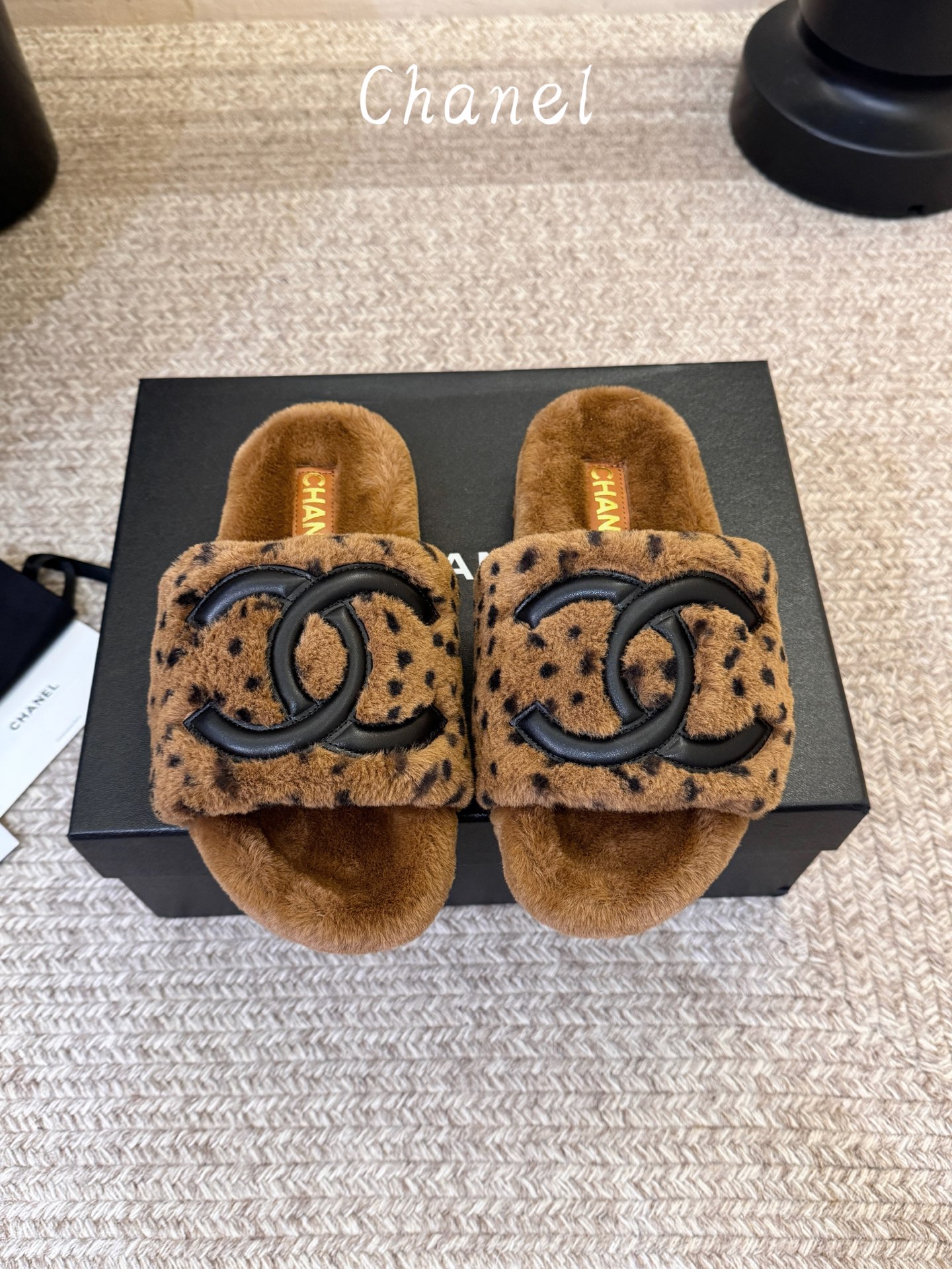 CHANEL 双C羊羔毛一字拖26ss 经典永不过时 香奈儿外穿毛毛拖封神 黑底白标撞色设计，高级感直接拉满，百搭不挑穿