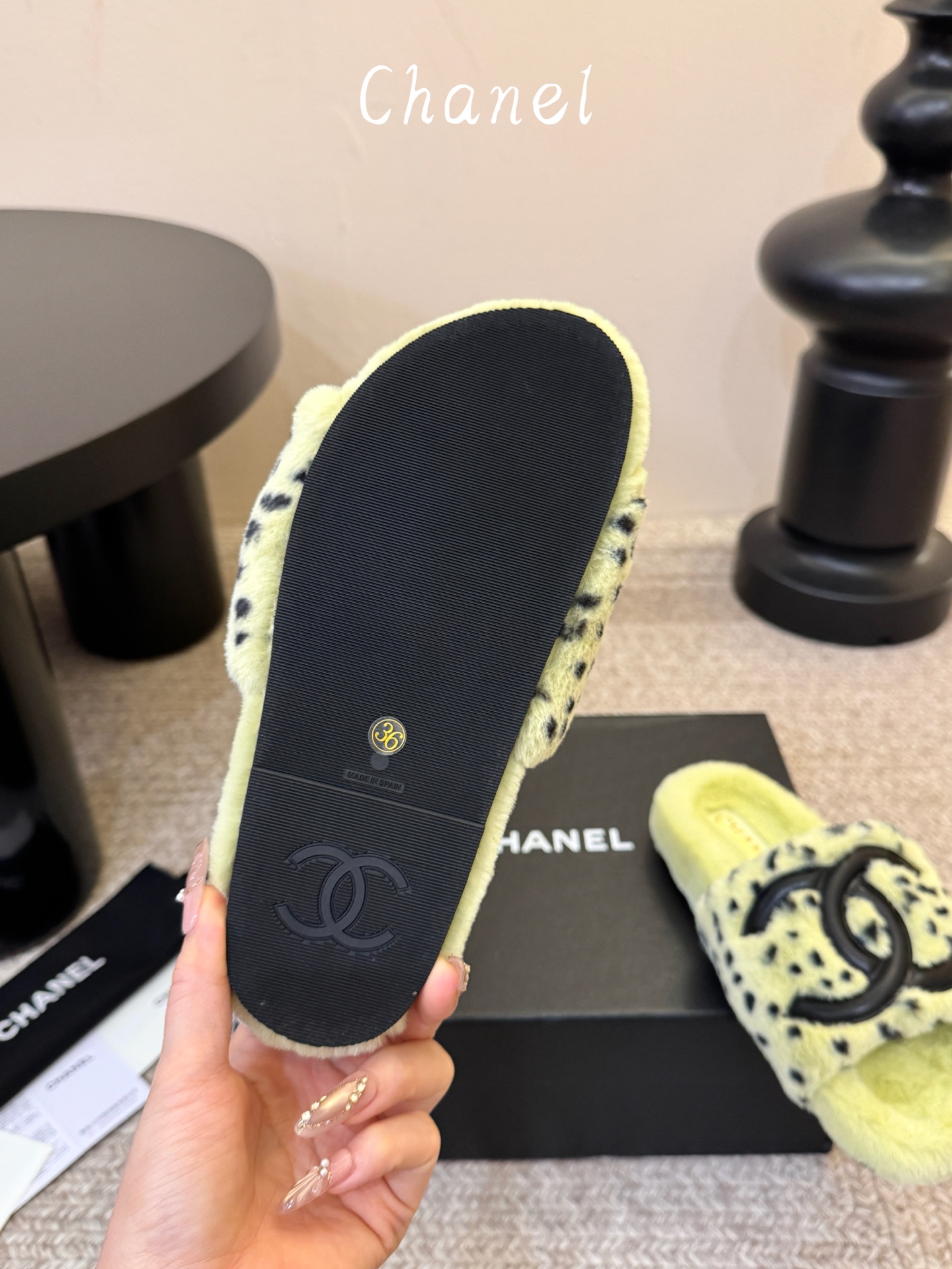 CHANEL 双C羊羔毛一字拖26ss 经典永不过时 香奈儿外穿毛毛拖封神 黑底白标撞色设计，高级感直接拉满，百搭不挑穿