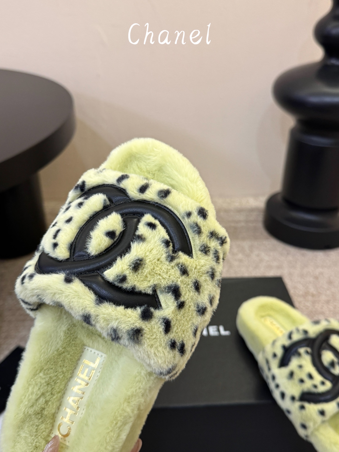 CHANEL 双C羊羔毛一字拖26ss 经典永不过时 香奈儿外穿毛毛拖封神 黑底白标撞色设计，高级感直接拉满，百搭不挑穿