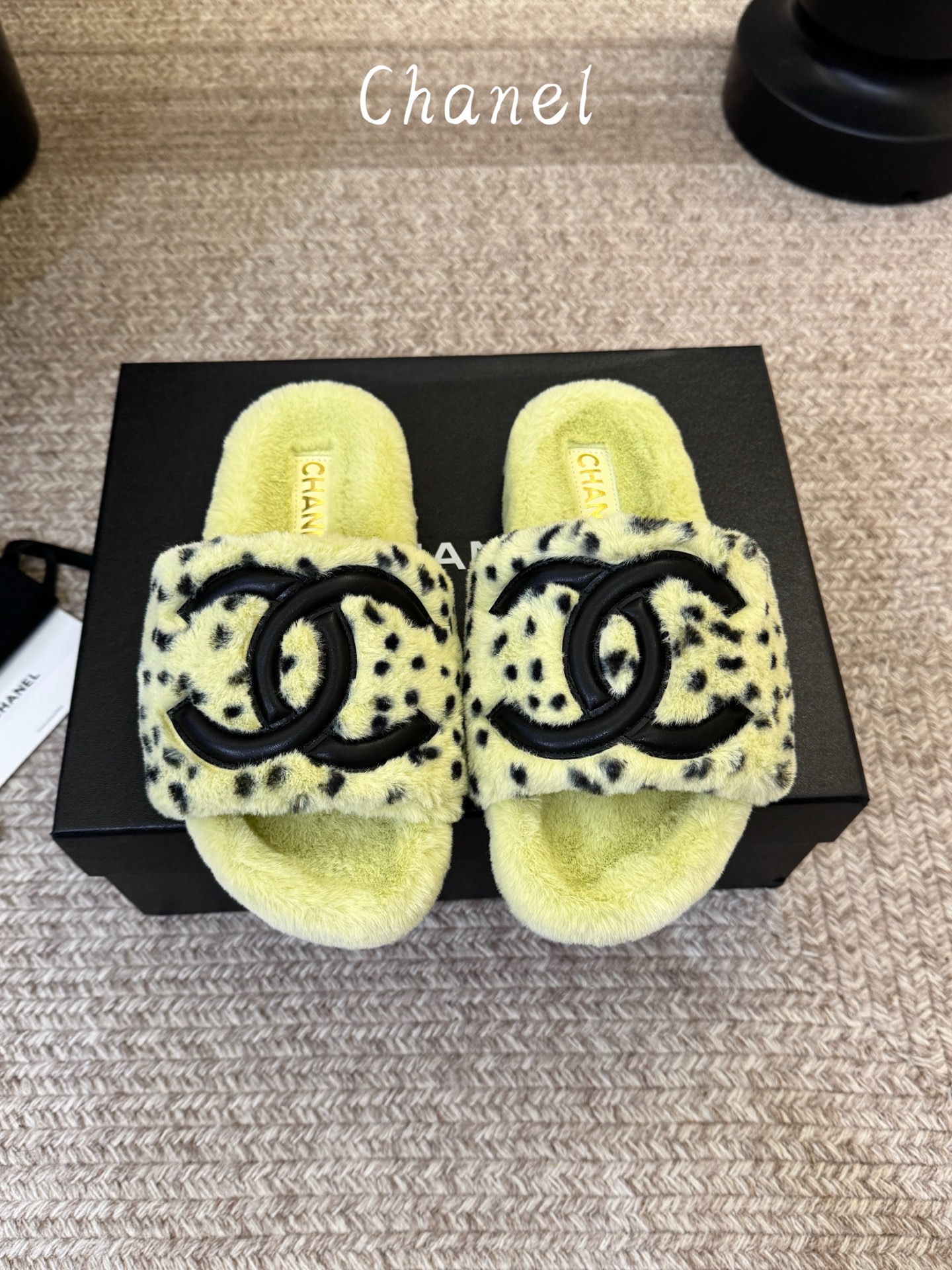 CHANEL 双C羊羔毛一字拖26ss 经典永不过时 香奈儿外穿毛毛拖封神 黑底白标撞色设计，高级感直接拉满，百搭不挑穿