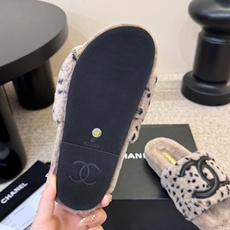 CHANEL 双C羊羔毛一字拖26ss 经典永不过时 香奈儿外穿毛毛拖封神 黑底白标撞色设计,高级感直接拉满,百搭不挑穿 CHANEL 双C羊羔毛一字拖26ss 经典永不过时 香奈儿外穿毛毛拖封神 黑底白标撞色设计,高级感直接拉满,百搭不挑穿