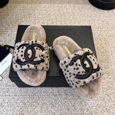 CHANEL 双C羊羔毛一字拖26ss 经典永不过时 香奈儿外穿毛毛拖封神 黑底白标撞色设计,高级感直接拉满,百搭不挑穿 CHANEL 双C羊羔毛一字拖26ss 经典永不过时 香奈儿外穿毛毛拖封神 黑底白标撞色设计,高级感直接拉满,百搭不挑穿