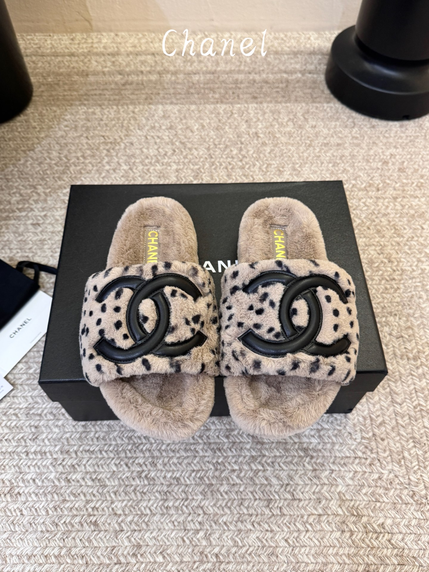 CHANEL 双C羊羔毛一字拖26ss 经典永不过时 香奈儿外穿毛毛拖封神 黑底白标撞色设计，高级感直接拉满，百搭不挑穿