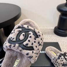 CHANEL 双C羊羔毛一字拖26ss 经典永不过时 香奈儿外穿毛毛拖封神 黑底白标撞色设计,高级感直接拉满,百搭不挑穿 CHANEL 双C羊羔毛一字拖26ss 经典永不过时 香奈儿外穿毛毛拖封神 黑底白标撞色设计,高级感直接拉满,百搭不挑穿