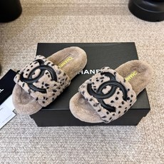 CHANEL 双C羊羔毛一字拖26ss 经典永不过时 香奈儿外穿毛毛拖封神 黑底白标撞色设计,高级感直接拉满,百搭不挑穿 CHANEL 双C羊羔毛一字拖26ss 经典永不过时 香奈儿外穿毛毛拖封神 黑底白标撞色设计,高级感直接拉满,百搭不挑穿