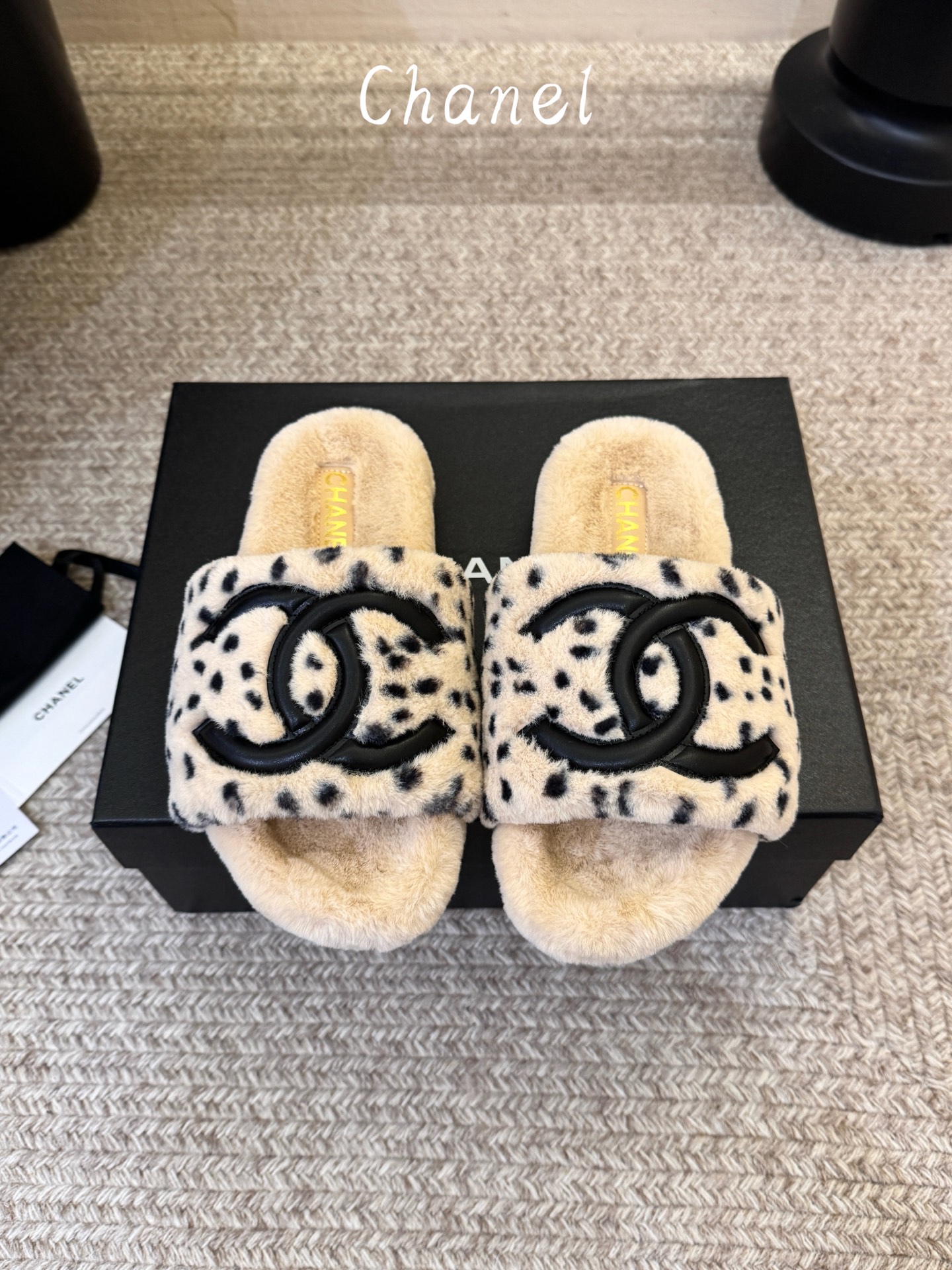 CHANEL 双C羊羔毛一字拖26ss 经典永不过时 香奈儿外穿毛毛拖封神 黑底白标撞色设计，高级感直接拉满，百搭不挑穿
