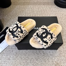 CHANEL 双C羊羔毛一字拖26ss 经典永不过时 香奈儿外穿毛毛拖封神 黑底白标撞色设计,高级感直接拉满,百搭不挑穿 CHANEL 双C羊羔毛一字拖26ss 经典永不过时 香奈儿外穿毛毛拖封神 黑底白标撞色设计,高级感直接拉满,百搭不挑穿