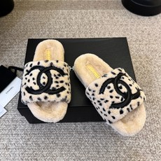 CHANEL 双C羊羔毛一字拖26ss 经典永不过时 香奈儿外穿毛毛拖封神 黑底白标撞色设计,高级感直接拉满,百搭不挑穿 CHANEL 双C羊羔毛一字拖26ss 经典永不过时 香奈儿外穿毛毛拖封神 黑底白标撞色设计,高级感直接拉满,百搭不挑穿