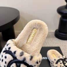 CHANEL 双C羊羔毛一字拖26ss 经典永不过时 香奈儿外穿毛毛拖封神 黑底白标撞色设计,高级感直接拉满,百搭不挑穿 CHANEL 双C羊羔毛一字拖26ss 经典永不过时 香奈儿外穿毛毛拖封神 黑底白标撞色设计,高级感直接拉满,百搭不挑穿