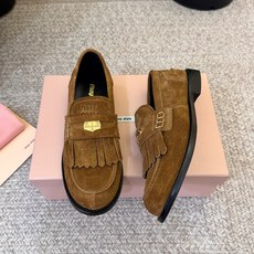 Miu Miu缪缪最新款复古金币流苏乐福鞋 超多明星网红种草 复古金币标+流苏组合,学院风、美拉德、老钱风兼顾,自带英伦 Miu Miu缪缪最新款复古金币流苏乐福鞋 超多明星网红种草 复古金币标+流苏组合,学院风、美拉德、老钱风兼顾,自带英伦
