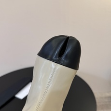 Christen的每一双鞋履都融合了传统工艺与创始人对前卫设计语言的独到理解。这款靴子呈现过膝廓形,搭配优雅、简洁的鞋面 Christen的每一双鞋履都融合了传统工艺与创始人对前卫设计语言的独到理解。这款靴子呈现过膝廓形,搭配优雅、简洁的鞋面