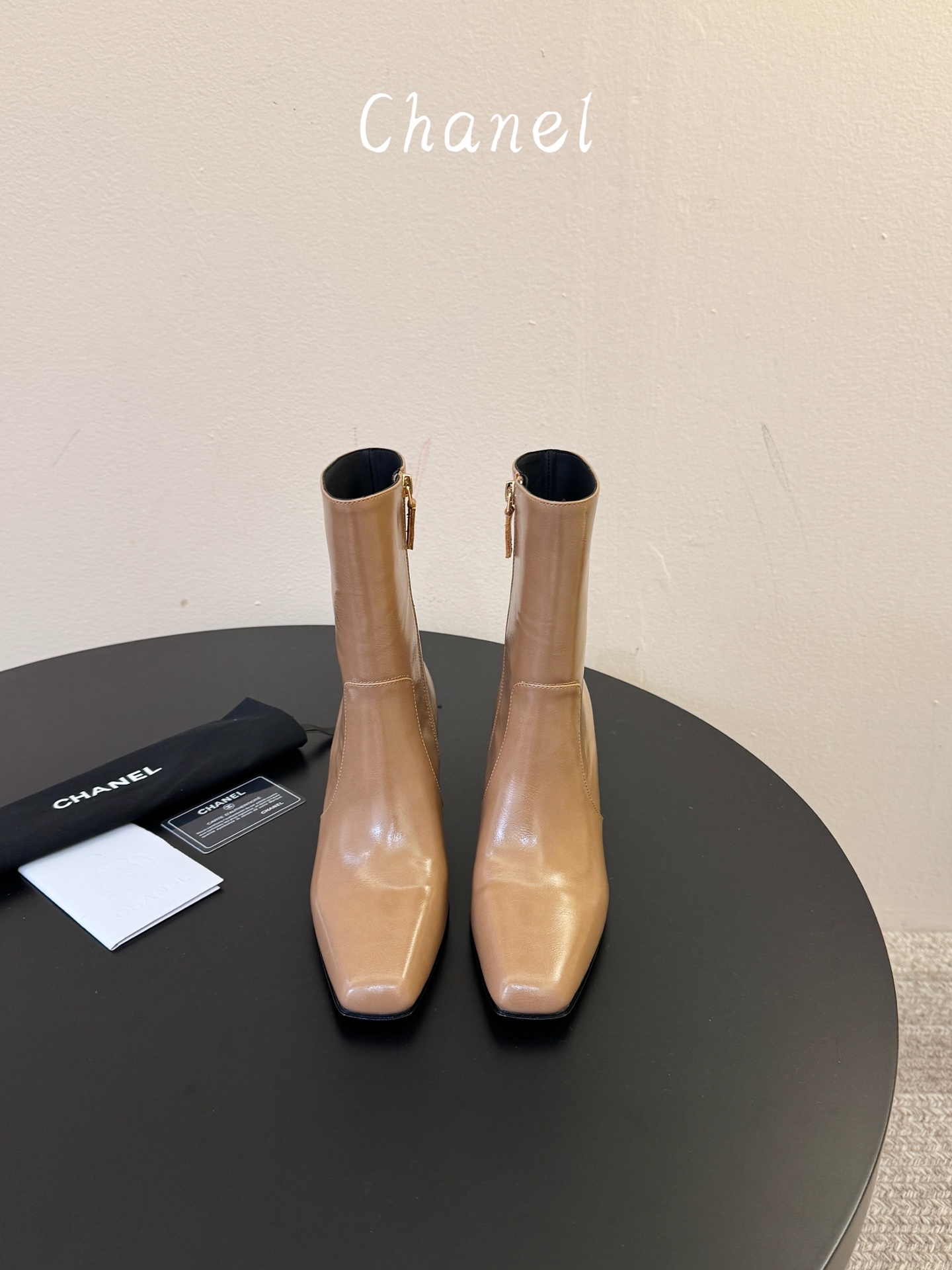 Chanel｜小香26ss秋冬最新款方头高跟 时装短靴  经典双C金属徽标，低调奢华点睛之笔 方头+粗跟设计，稳重又时髦