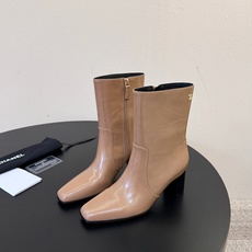 Chanel|小香26ss秋冬最新款方头高跟 时装短靴 经典双C金属徽标,低调奢华点睛之笔 方头+粗跟设计,稳重又时髦 Chanel|小香26ss秋冬最新款方头高跟 时装短靴 经典双C金属徽标,低调奢华点睛之笔 方头+粗跟设计,稳重又时髦