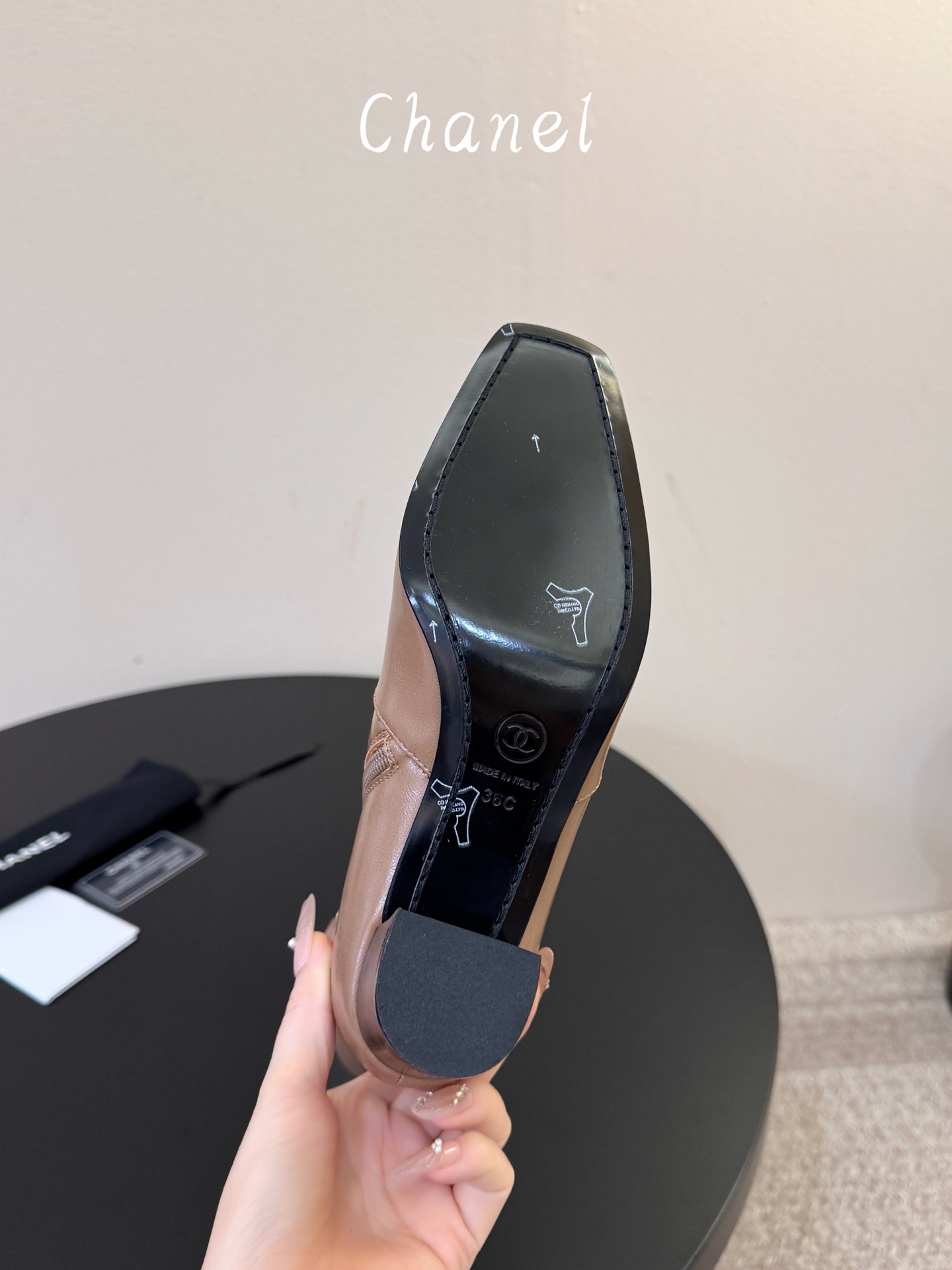 Chanel|小香26ss秋冬最新款方头高跟 时装短靴 经典双C金属徽标,低调奢华点睛之笔 方头+粗跟设计,稳重又时髦 Chanel|小香26ss秋冬最新款方头高跟 时装短靴 经典双C金属徽标,低调奢华点睛之笔 方头+粗跟设计,稳重又时髦
