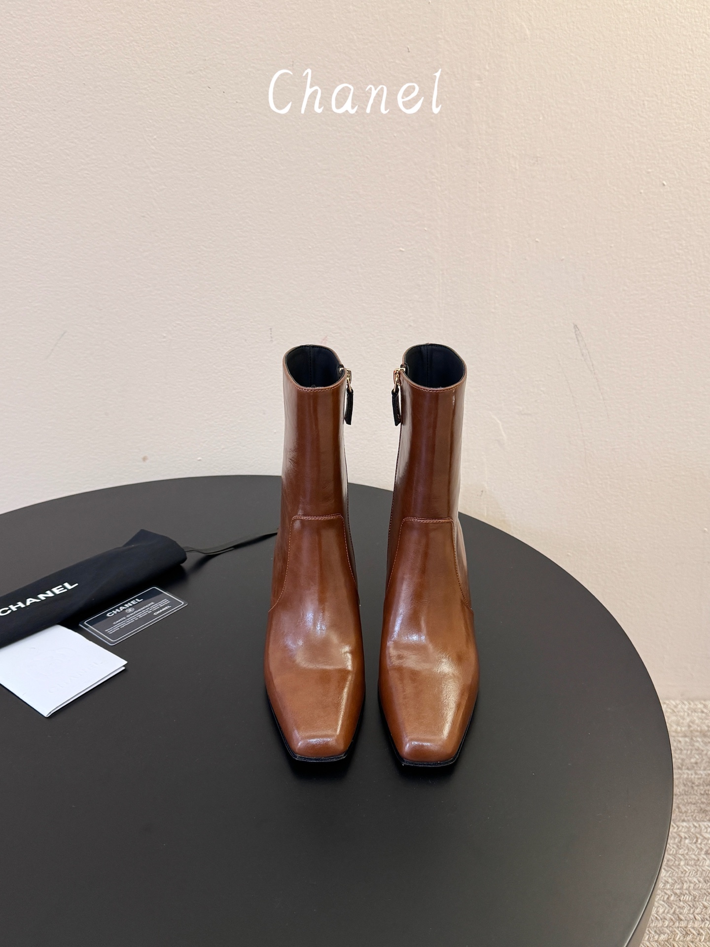 Chanel｜小香26ss秋冬最新款方头高跟 时装短靴  经典双C金属徽标，低调奢华点睛之笔 方头+粗跟设计，稳重又时髦