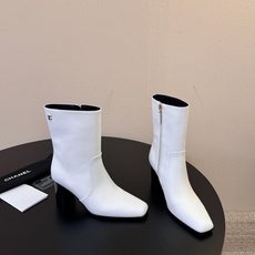 Chanel|小香26ss秋冬最新款方头高跟 时装短靴 经典双C金属徽标,低调奢华点睛之笔 方头+粗跟设计,稳重又时髦 Chanel|小香26ss秋冬最新款方头高跟 时装短靴 经典双C金属徽标,低调奢华点睛之笔 方头+粗跟设计,稳重又时髦