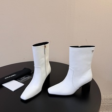 Chanel|小香26ss秋冬最新款方头高跟 时装短靴 经典双C金属徽标,低调奢华点睛之笔 方头+粗跟设计,稳重又时髦 Chanel|小香26ss秋冬最新款方头高跟 时装短靴 经典双C金属徽标,低调奢华点睛之笔 方头+粗跟设计,稳重又时髦