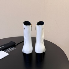 Chanel|小香26ss秋冬最新款方头高跟 时装短靴 经典双C金属徽标,低调奢华点睛之笔 方头+粗跟设计,稳重又时髦 Chanel|小香26ss秋冬最新款方头高跟 时装短靴 经典双C金属徽标,低调奢华点睛之笔 方头+粗跟设计,稳重又时髦