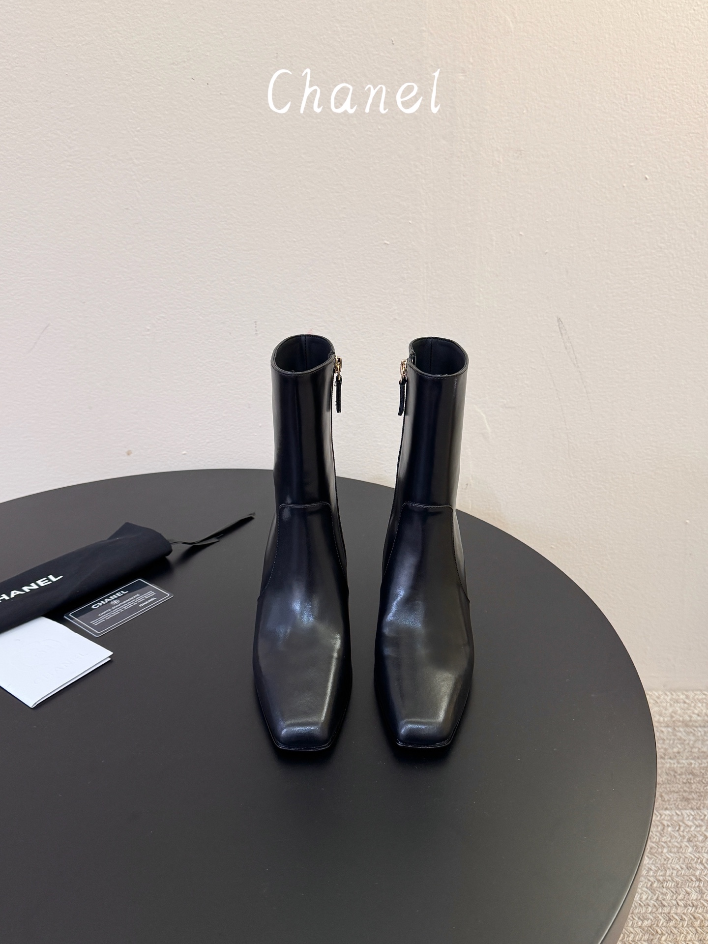 Chanel｜小香26ss秋冬最新款方头高跟 时装短靴  经典双C金属徽标，低调奢华点睛之笔 方头+粗跟设计，稳重又时髦