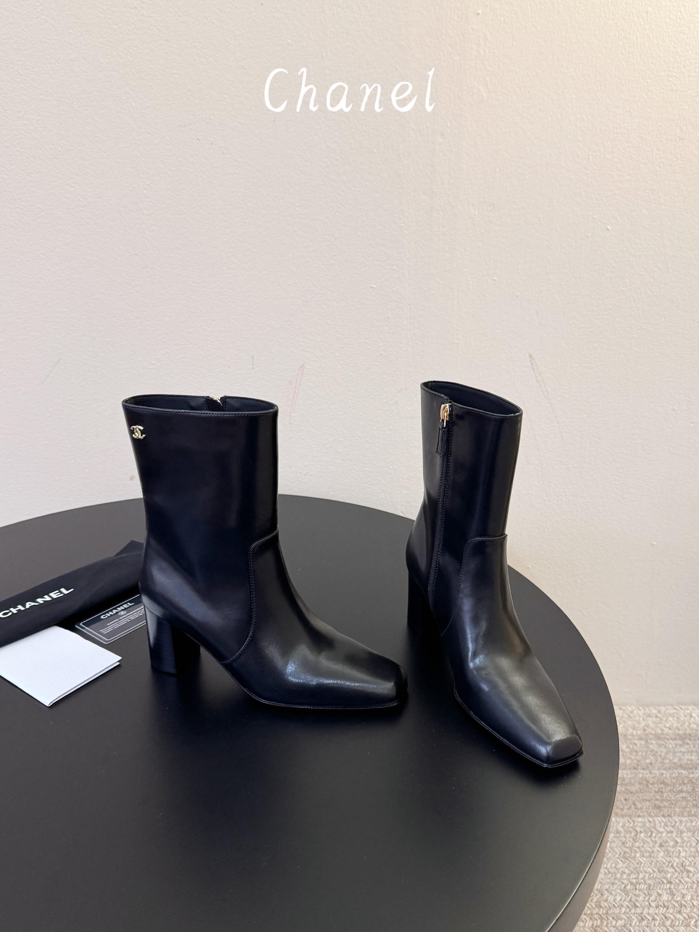 Chanel|小香26ss秋冬最新款方头高跟 时装短靴 经典双C金属徽标,低调奢华点睛之笔 方头+粗跟设计,稳重又时髦 Chanel|小香26ss秋冬最新款方头高跟 时装短靴 经典双C金属徽标,低调奢华点睛之笔 方头+粗跟设计,稳重又时髦