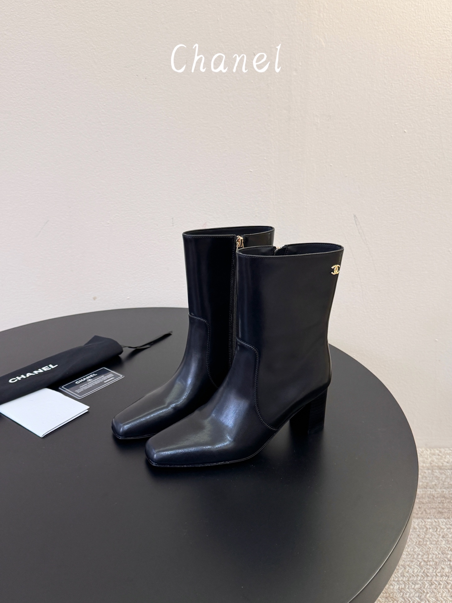 Chanel|小香26ss秋冬最新款方头高跟 时装短靴 经典双C金属徽标,低调奢华点睛之笔 方头+粗跟设计,稳重又时髦 Chanel|小香26ss秋冬最新款方头高跟 时装短靴 经典双C金属徽标,低调奢华点睛之笔 方头+粗跟设计,稳重又时髦