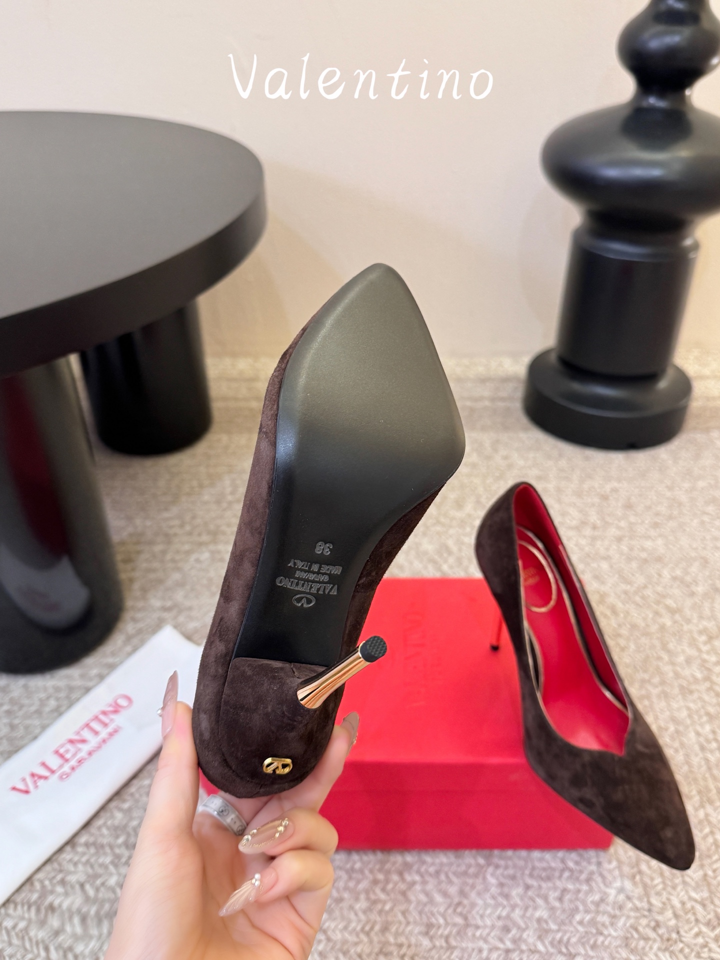 VALENTINO华伦天奴经典单鞋春夏VLOGO SIGNATURE鞋型线条流畅.版型超赞上脚舒适.增高.显瘦.拉长腿部 VALENTINO华伦天奴经典单鞋春夏VLOGO SIGNATURE鞋型线条流畅.版型超赞上脚舒适.增高.显瘦.拉长腿部