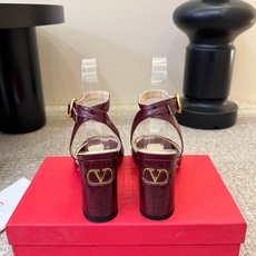 VALENTINO华伦天奴凉鞋经典单鞋春夏VLOGO SIGNATURE鞋型线条流畅.版型超赞上脚舒适.增高.显瘦.拉长 VALENTINO华伦天奴凉鞋经典单鞋春夏VLOGO SIGNATURE鞋型线条流畅.版型超赞上脚舒适.增高.显瘦.拉长