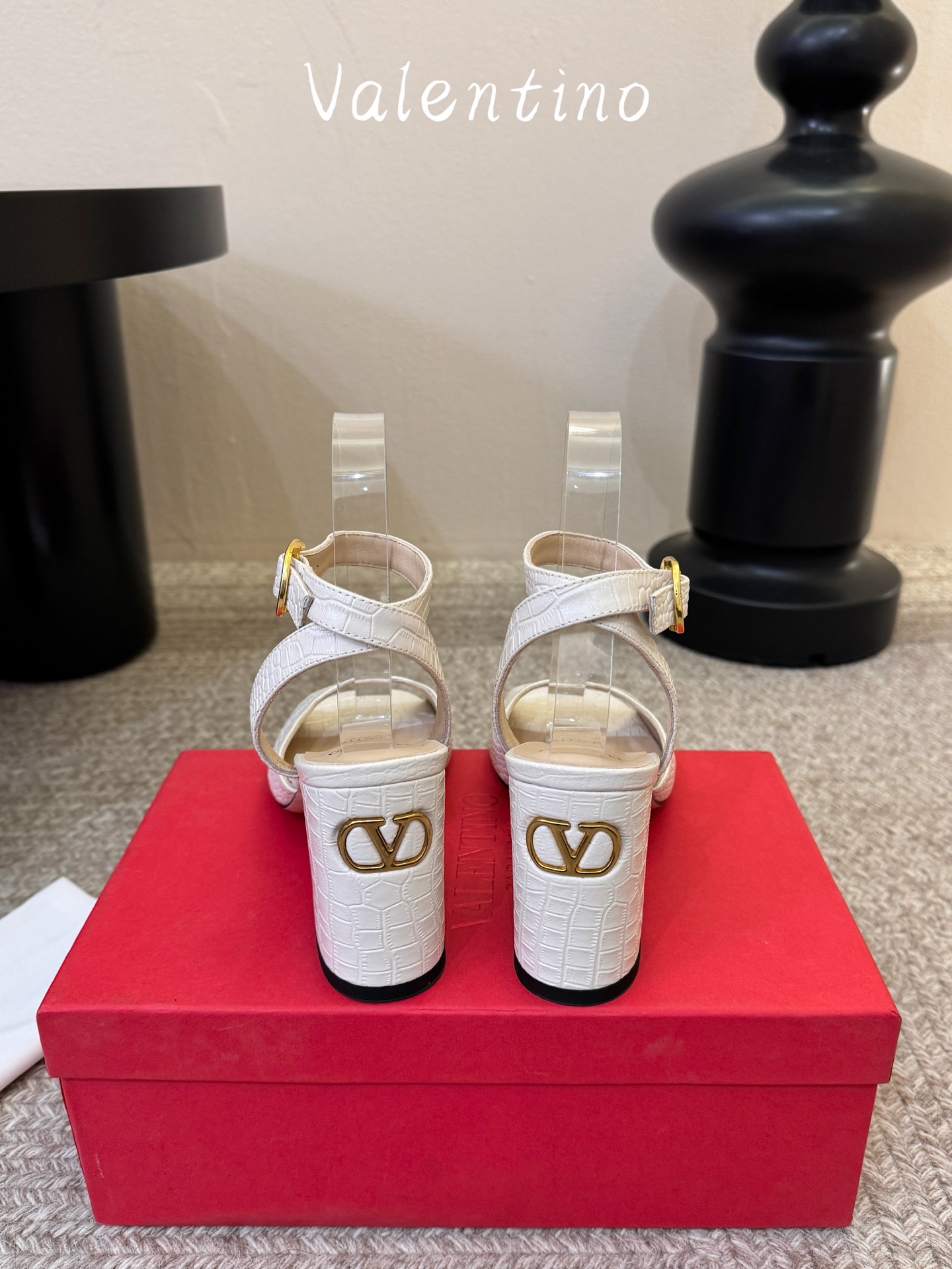 VALENTINO华伦天奴凉鞋经典单鞋春夏VLOGO SIGNATURE鞋型线条流畅.版型超赞上脚舒适.增高.显瘦.拉长 VALENTINO华伦天奴凉鞋经典单鞋春夏VLOGO SIGNATURE鞋型线条流畅.版型超赞上脚舒适.增高.显瘦.拉长