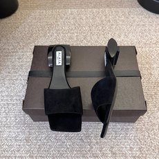 AlAIA|阿莱亚这一季的鞋履全新视觉体验新品方头拖鞋 方头显超级性感 真是绝美 鞋柜必备的时尚单品。 面料:进口牛京 AlAIA|阿莱亚这一季的鞋履全新视觉体验新品方头拖鞋 方头显超级性感 真是绝美 鞋柜必备的时尚单品。 面料:进口牛京