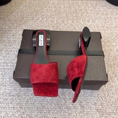 AlAIA|阿莱亚这一季的鞋履全新视觉体验新品方头拖鞋 方头显超级性感 真是绝美 鞋柜必备的时尚单品。 面料:进口牛京 AlAIA|阿莱亚这一季的鞋履全新视觉体验新品方头拖鞋 方头显超级性感 真是绝美 鞋柜必备的时尚单品。 面料:进口牛京
