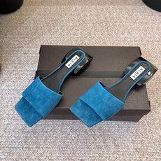AlAIA|阿莱亚这一季的鞋履全新视觉体验新品方头拖鞋 方头显超级性感 真是绝美 鞋柜必备的时尚单品。 面料:进口牛京 AlAIA|阿莱亚这一季的鞋履全新视觉体验新品方头拖鞋 方头显超级性感 真是绝美 鞋柜必备的时尚单品。 面料:进口牛京