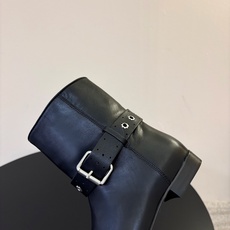 ISABEL MARANT 新款经典复古短靴 西部风裸靴主宰走秀场,牛仔靴无疑是历久弥新的其一鞋款,而秋冬系列靴履则是超 ISABEL MARANT 新款经典复古短靴 西部风裸靴主宰走秀场,牛仔靴无疑是历久弥新的其一鞋款,而秋冬系列靴履则是超