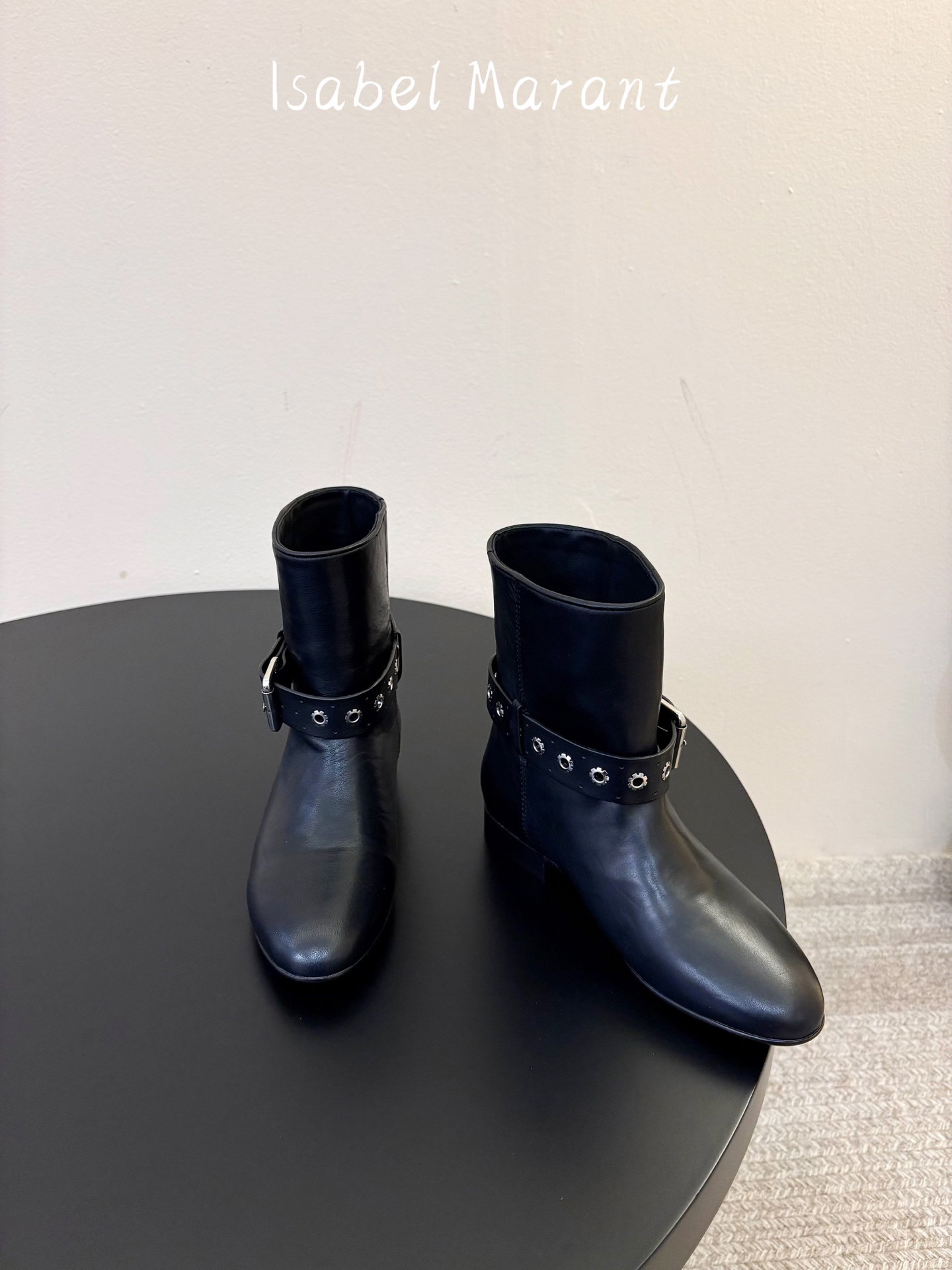 ISABEL MARANT 新款经典复古短靴 西部风裸靴主宰走秀场,牛仔靴无疑是历久弥新的其一鞋款,而秋冬系列靴履则是超 ISABEL MARANT 新款经典复古短靴 西部风裸靴主宰走秀场,牛仔靴无疑是历久弥新的其一鞋款,而秋冬系列靴履则是超