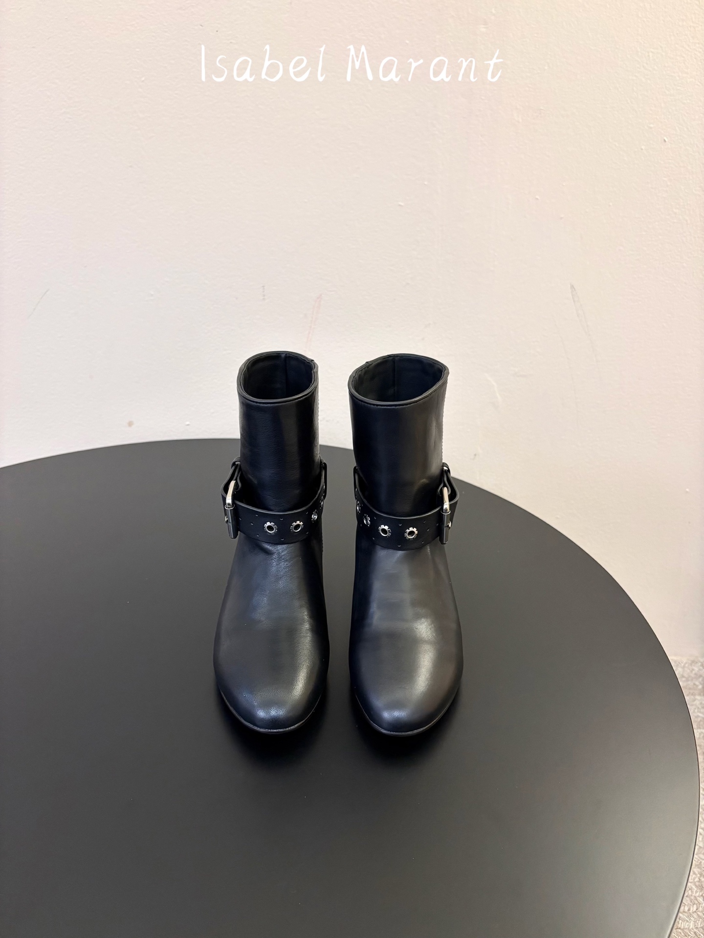 ISABEL MARANT 新款经典复古短靴 西部风裸靴主宰走秀场，牛仔靴无疑是历久弥新的其一鞋款，而秋冬系列靴履则是超