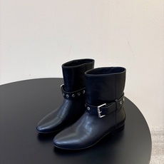 ISABEL MARANT 新款经典复古短靴 西部风裸靴主宰走秀场,牛仔靴无疑是历久弥新的其一鞋款,而秋冬系列靴履则是超 ISABEL MARANT 新款经典复古短靴 西部风裸靴主宰走秀场,牛仔靴无疑是历久弥新的其一鞋款,而秋冬系列靴履则是超